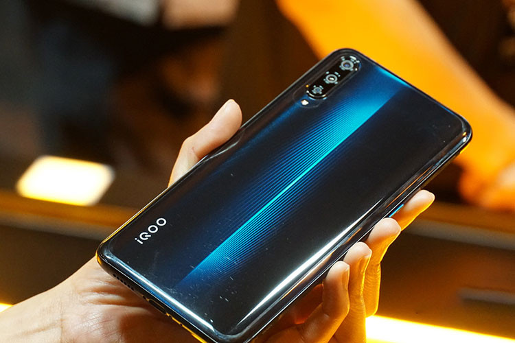 Điểm đáng chú ý trong sự kiện hôm nay của Vivo không phải là chiếc smartphone 5G, mà chính là công nghệ sạc nhanh Super FlashCharge 120W lần đầu tiên được ra mắt. Hồi tháng 3 vừa qua, Xiaomi mới chỉ ra mắt công nghệ sạc nhanh 100W, nhưng vẫn chưa thấy có chiếc smartphone nào được tích hợp.