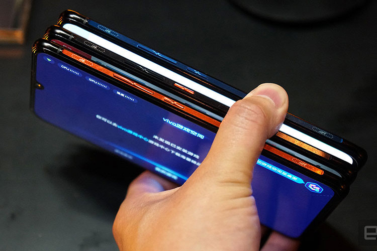 Cũng theo Vivo, Super FlashCharge có thể sạc một viên pin 4.000 mAh từ 0% - 50% chỉ trong vòng 5 phút, và sạc đầy pin trong vòng 13 phút.