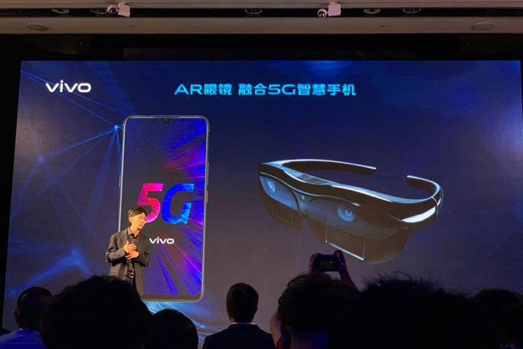 Trong sự kiện của mình, Vivo chỉ mới tiết lộ ngày ra mắt của mẫu điện thoại Vivo IQOO 5G là vào khoảng quý 3/2019. Bên cạnh đó cũng giới thiệu một bức hình thiết kế của chiếc smartphone này. Do đó, chúng ta chỉ biết rằng chiếc smartphone có thiết kế màn hình waterdrop, với viền bezel siêu mỏng. 