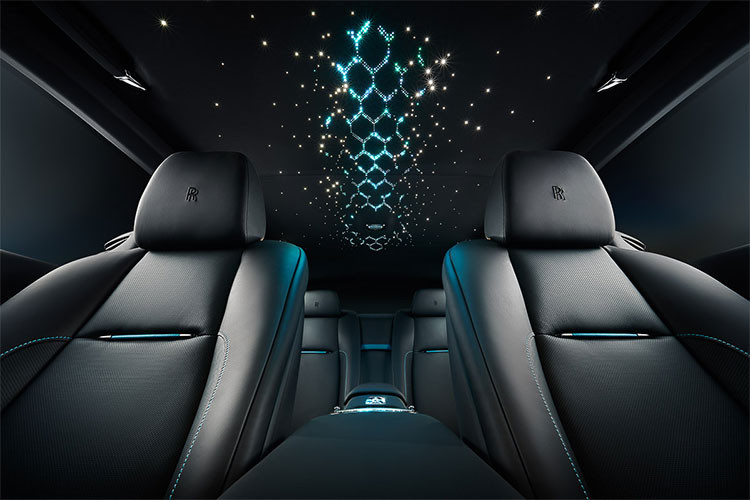 Nội thất xe nay có thêm 2 phong cách màu mới là cam Mandarin và xanh Cobalt, được xem là phiên bản màu sáng hơn và thêm hiệu ứng ngọc trai của 2 màu ngoại thất. Nó sẽ giúp tô điểm cho chiếc xe và tạo sự hài hòa cho tổng thể.