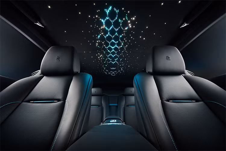 Nội thất xe nay có thêm 2 phong cách màu mới là cam Mandarin và xanh Cobalt, được xem là phiên bản màu sáng hơn và thêm hiệu ứng ngọc trai của 2 màu ngoại thất. Nó sẽ giúp tô điểm cho chiếc xe và tạo sự hài hòa cho tổng thể.