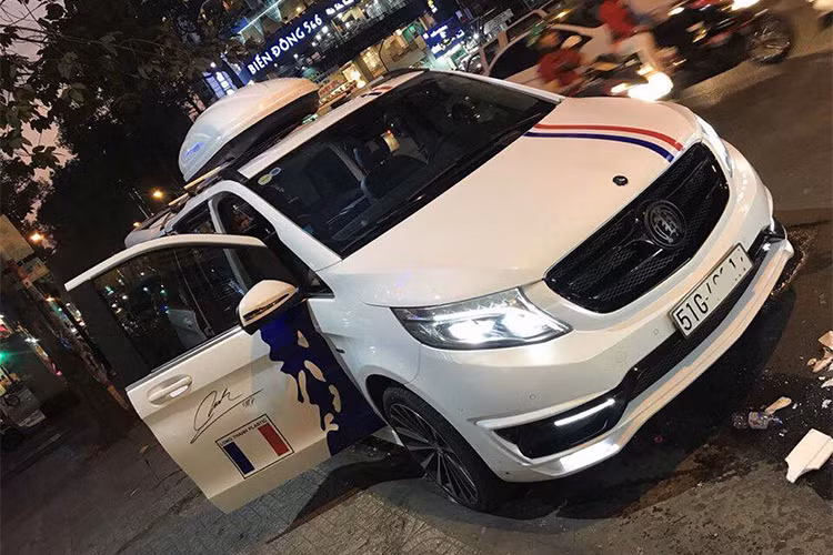 Chiếc minivan Mercedes-Benz V250 màu trắng của đại gia Minh nhựa được một cửa hàng phụ kiện độ xe tại Sài Gòn làm mới lại ngoại hình. Cụ thể xe được gắn thêm bộ bodykit “Black Crystal” do Larte Design thiết kế.