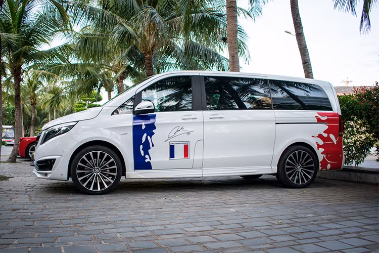 Hiện không rõ động cơ được trang bị cho chiếc V-Class này có được thay đổi hay không vì nó tùy thuộc vào nhu cầu của chủ nhân khi đặt hàng. Tại thị trường Việt Nam, mẫu xe minivan Mercedes-Benz V250 phiên bản 2015 nguyên bản từng được phân phối chính hãng với mức giá khoảng 2.569 tỷ đồng (đã bao gồm thuế GTGT).