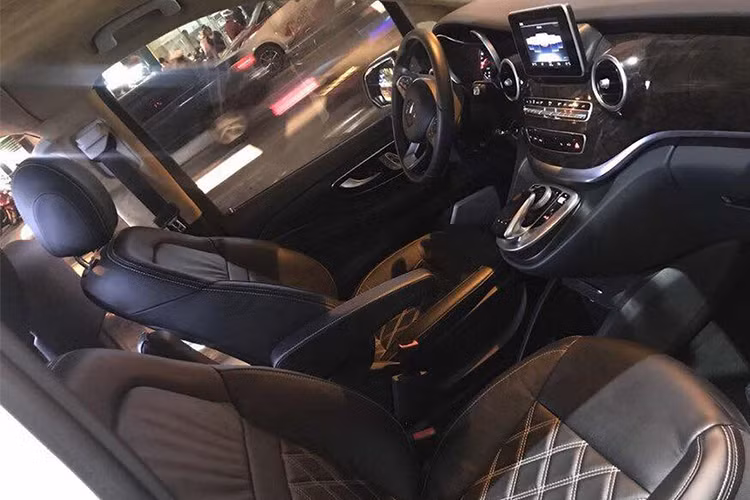 “Đẳng cấp” thực sự của Mercedes-Benz V-Class Black Crystal xuất hiện khi hành khách bước vào trong xe. Toàn bộ nội thất của xe được bọc da Alcantara màu be và ốp gỗ cao cấp (dưới sự hỗ trợ của hãng độ Klassen Luxury Cars). Trần xe được trang bị hệ thống chiếu sáng cao cấp với tên gọi Maybach Sky Lightning Daylight Ceiling.