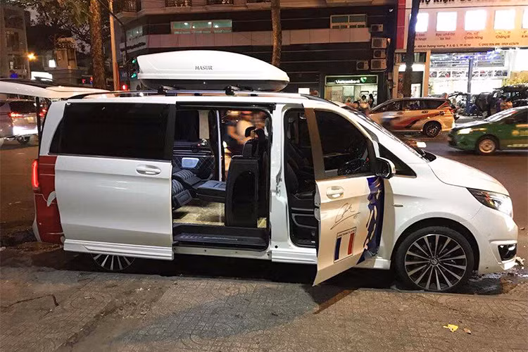 Chiếc minivan Mercedes-Benz của Minh nhựa, tay chơi siêu xe đình đám nhất Việt Nam sở hữu gói độ mới bao gồm cản trước và cản sau hầm hố hơn so với nguyên bản trước đây, bên cạnh đó lưới tản nhiệt với các thanh màu đen có thêm logo "Larte Design" nằm chính giữa đầy cá tính.