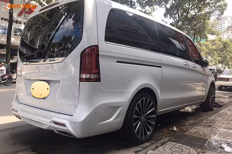 Trên cản trước của xe còn có thêm những chi tiết tạo điểm nhấn như nẹp gió hay đèn LED. Cản sau mới với đường gân 2 bên sườn và phía sau ấn tượng hơn với thiết kế của chụp ống xả cân xứng 2 bên. Đi kèm với bodykit là bộ mâm đa chấu mang vẻ đẹp cổ điển sang trọng. 