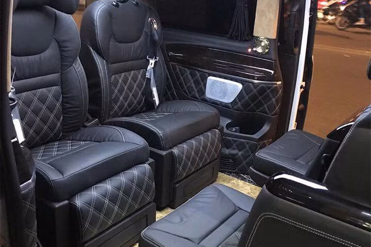 Không chỉ gọi Mercedes-Benz V-Class độ là “lâu đài di động”, hãng độ xe hơi Larte Design còn miêu tả tác phẩm của mình như “máy bay thương gia 4 bánh”. Với nội thất sang trọng bên trong, Mercedes-Benz V-Class quả thực có thể sánh với chuyên cơ hạng sang hiện nay.