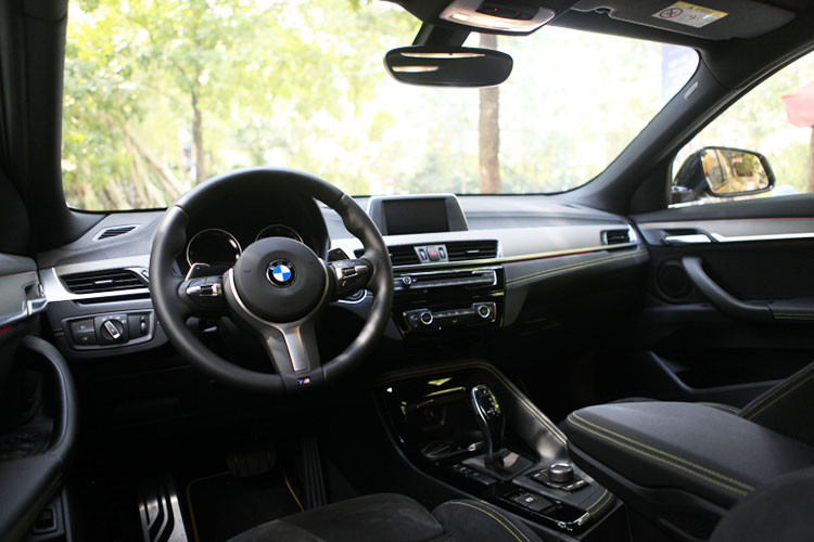 Bên trong, khoang nội thất X2 mới vẫn đậm nét đặc trưng của BMW khi tập trung nhiều hơn cho người lái. Điển hình là bảng điều khiển trung tâm cho phép người lái đồng bộ thông tin và vận hành dễ dàng.Bảng điều khiển cực nhạy và linh hoạt khi chạm vào kết hợp với đường dập nổi trang trí tương phản làm tăng sức hút cho thị giác.