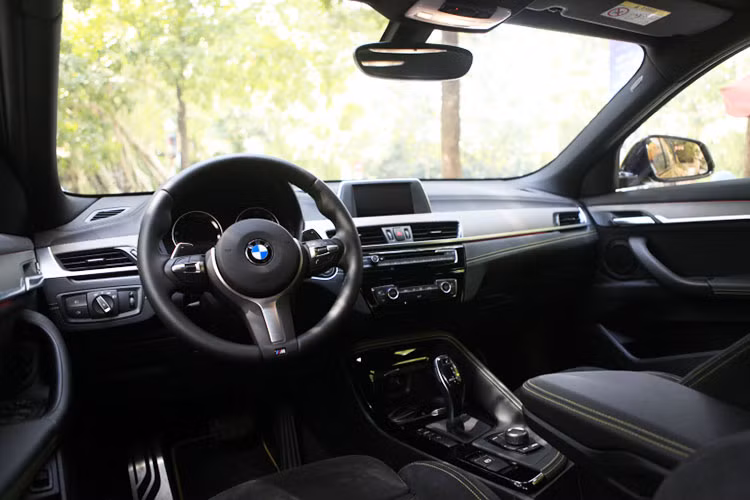 Bên trong, khoang nội thất X2 mới vẫn đậm nét đặc trưng của BMW khi tập trung nhiều hơn cho người lái. Điển hình là bảng điều khiển trung tâm cho phép người lái đồng bộ thông tin và vận hành dễ dàng.Bảng điều khiển cực nhạy và linh hoạt khi chạm vào kết hợp với đường dập nổi trang trí tương phản làm tăng sức hút cho thị giác.
