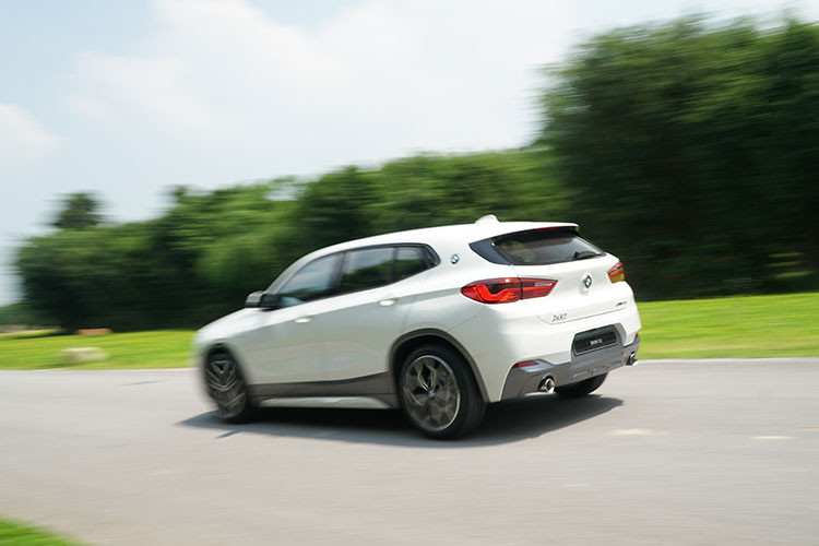 BMW X2 hoàn toàn mới được phân phối tại thị trường Việt Nam chỉ sử dụng hệ dẫn động cầu trước sDrive. Tuy nhiên, với hệ khung gầm chắc chắn cùng hệ thống treo M Sport và hệ thống chuyển đổi chế độ vận hành Driving Experience Control, việc cầm lái BMW vẫn khá thú vị, nhất là ở mặt đường nhám và những khúc của gắt.
