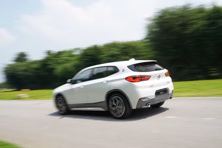 BMW X2 hoàn toàn mới được phân phối tại thị trường Việt Nam chỉ sử dụng hệ dẫn động cầu trước sDrive. Tuy nhiên, với hệ khung gầm chắc chắn cùng hệ thống treo M Sport và hệ thống chuyển đổi chế độ vận hành Driving Experience Control, việc cầm lái BMW vẫn khá thú vị, nhất là ở mặt đường nhám và những khúc của gắt.