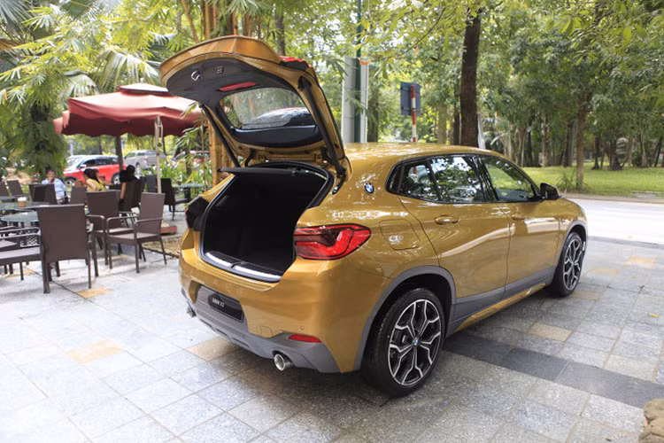 Là một mẫu SUV cỡ nhỏ đô thị song “trái tim” của BMW X2 lại khá mạnh mẽ. X2 sử dụng động cơ tăng áp kép TwinPower Turbo dung tích 2.0 lít, công suất cực đại 192 mã lực và mô-men xoắn cực đại 280 Nm. Cùng với hộp số ly hợp kép 7 cấp Steptronic, BMW X2 có khả năng tăng tốc lên 100 km/h trong 7,7 giây và tốc độ tối đa 227 km/h.