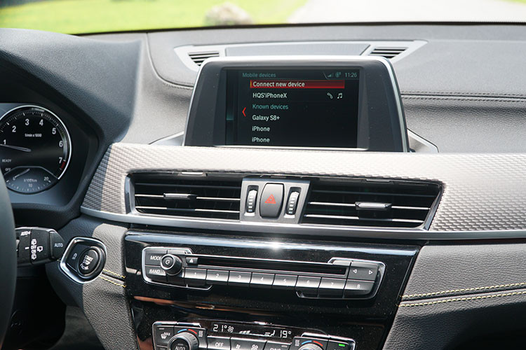 Xe được trang bị vô lăng 3 chấu bọc da kiểu thể thao M và tích hợp nhiều phím bấm chức năng, cùng với đó là lẫy chuyển số thể thao. Nút bấm khởi động trên chiếc BMW X2 này có sẵn công nghệ dừng xe tạm tắt máy.