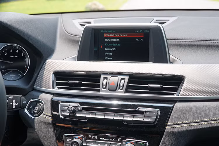 Xe được trang bị vô lăng 3 chấu bọc da kiểu thể thao M và tích hợp nhiều phím bấm chức năng, cùng với đó là lẫy chuyển số thể thao. Nút bấm khởi động trên chiếc BMW X2 này có sẵn công nghệ dừng xe tạm tắt máy.