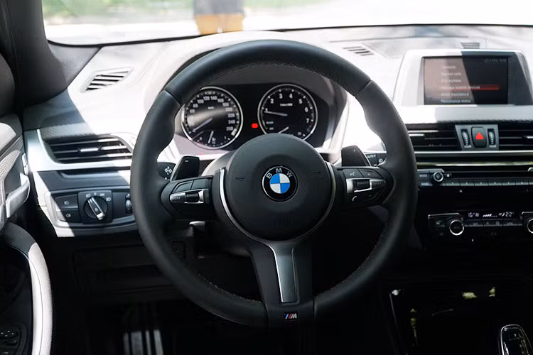 Việc lựa chọn các vật liệu trang trí trên xe theo đại diện BMW cho hay nó dược lựa chọn khá kỹ càng. Biến thể lục giác nhôm Aluminium Hexagon Anthracite giúp nhấn mạnh chất lượng cao cấp của xe. Không gian trong xe vào ban đêm khá thú vị bởi bộ đèn chiếu sáng cho phép thiết lập hệ thống ánh sáng theo ý muốn bằng cách pha trộn các màu với nhau.