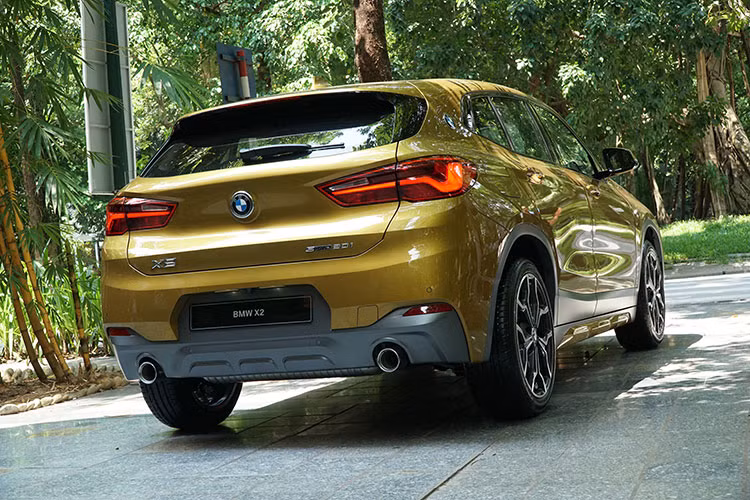 X2 là một mẫu SUV cỡ nhỏ hoàn toàn mới của hãng xe ôtô BMW. Thế hệ X2 đầu tiên có tên mã F39 được phát triển từ bản concept X2 xuất hiện từ triển lãm Paris Motor Show 2016 và đưa vào sản xuất từ tháng 10/2017. Sau một thời gian chờ đợi, BMW X2 hoàn toàn mới cũng đã được Trường Hải phân phối chính thức ở Việt Nam.
