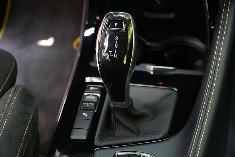 Ngoài ra, mẫu xe mới này cũng được trang bị màn hình cảm ứng trung tâm kích thước 8,8 inch và hệ thống âm thanh 6 loa. X2 cũng đi kèm với các gói trang bị BMW Connected như: thông tin giao thông Real-Time Trafic, truy cập internet BMW Online, ứng dụng điều khiển xe BMW trên điện thoại thông minh...