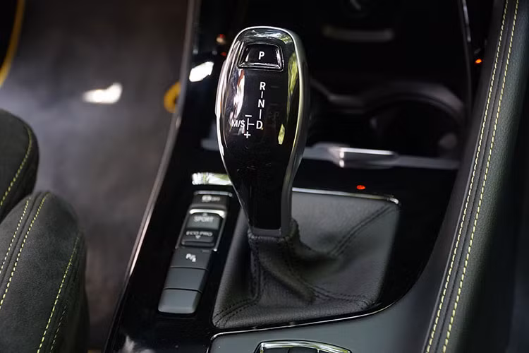 Ngoài ra, mẫu xe mới này cũng được trang bị màn hình cảm ứng trung tâm kích thước 8,8 inch và hệ thống âm thanh 6 loa. X2 cũng đi kèm với các gói trang bị BMW Connected như: thông tin giao thông Real-Time Trafic, truy cập internet BMW Online, ứng dụng điều khiển xe BMW trên điện thoại thông minh...