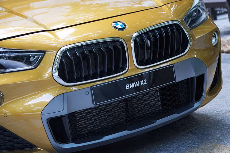 Nét khác biệt rõ nét ở ngoại thất của X2 có thể dễ dàng nhận thấy ngay là lưới tản nhiệt hình quả thận được lật ngược so với kiểu truyền thống BMW. Cụ thể là các đường viền phía dưới rộng hơn phía trên. Logo BMW được gắn trên cột C làm bật lên tính thể thao của X2. Đèn pha cũng khá nổi bật với đèn bên trong hẹp hơn so với bên ngoài, mui xe dốc và kéo dài kiểu coupe.