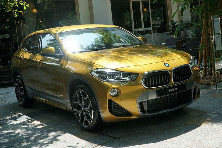 Mẫu xe BMW X2 2018 do Thaco phân phối về nước sau hơn một năm bán ra ở thị trường thế giơí được kỳ vọng sẽ thiết lập vị thế dẫn đầu ở phân khúc SUV cỡ nhỏ sang trọng. Thaco ban đầu sẽ chỉ bán một phiên bản duy nhất là BMW sDrive20i M Sport X. Đáng chú ý, đây là phiên bản trang bị kèm gói thể thao M Sport X tương tự như ở Thái Lan.