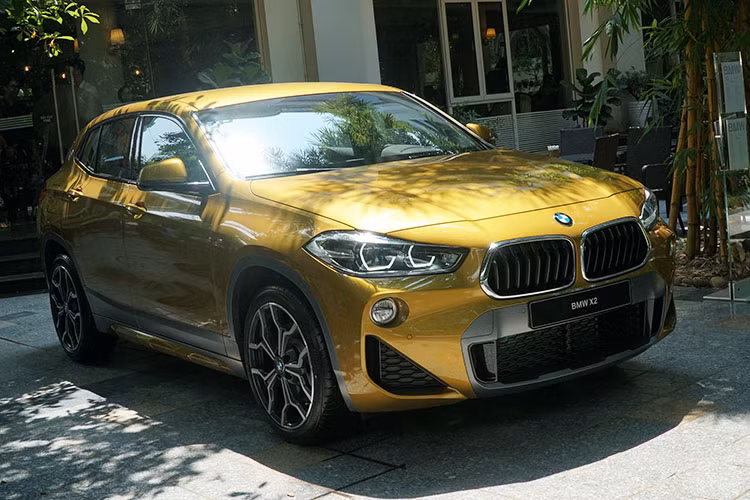 Mẫu xe BMW X2 2018 do Thaco phân phối về nước sau hơn một năm bán ra ở thị trường thế giơí được kỳ vọng sẽ thiết lập vị thế dẫn đầu ở phân khúc SUV cỡ nhỏ sang trọng. Thaco ban đầu sẽ chỉ bán một phiên bản duy nhất là BMW sDrive20i M Sport X. Đáng chú ý, đây là phiên bản trang bị kèm gói thể thao M Sport X tương tự như ở Thái Lan.