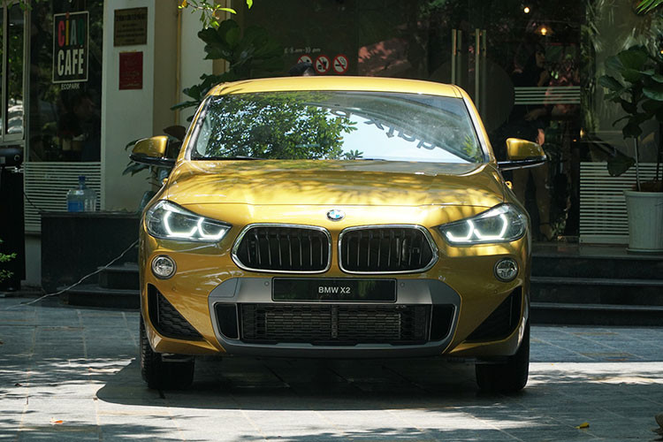 Là thành viên mới nhất trong dòng X-Series, thiết kế của BMW X2 cũng khá mới lạ. Ngoại thất xe cá tính và không giống với bất kỳ mẫu xe X-Series nào, từ X1 cho đến X3, X5 hay X6.Thuộc dòng thể thao đa dụng (SUV) song thiết kế của BMW X2 lại có nhiều nét mềm mại và cá tính của một chiếc coupe. X2 được phát triển trên hệ khung gầm của X1 nhưng ngắn hơn và cao hơn 7cm.