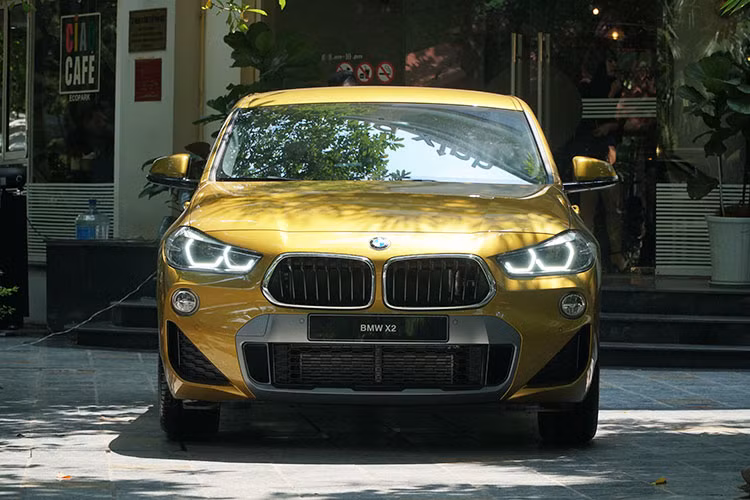 Là thành viên mới nhất trong dòng X-Series, thiết kế của BMW X2 cũng khá mới lạ. Ngoại thất xe cá tính và không giống với bất kỳ mẫu xe X-Series nào, từ X1 cho đến X3, X5 hay X6.Thuộc dòng thể thao đa dụng (SUV) song thiết kế của BMW X2 lại có nhiều nét mềm mại và cá tính của một chiếc coupe. X2 được phát triển trên hệ khung gầm của X1 nhưng ngắn hơn và cao hơn 7cm.
