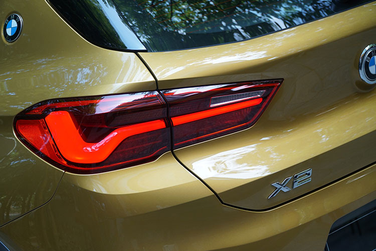 Xe có chiều dài, rộng, cao lần lượt là 4.360 x 1.824 x 1.526 mm, trục cơ sở 2.670 mm, khoảng sáng gầm 182 mm. Với gói M Sport, ngoại thất của BMW X2 đậm chất thể thao hơn so với các đối thủ cùng phân khúc.