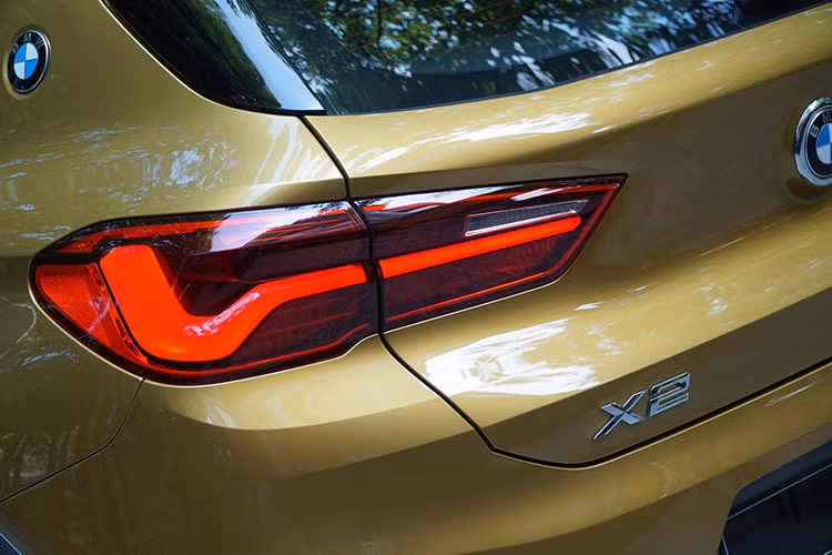 Xe có chiều dài, rộng, cao lần lượt là 4.360 x 1.824 x 1.526 mm, trục cơ sở 2.670 mm, khoảng sáng gầm 182 mm. Với gói M Sport, ngoại thất của BMW X2 đậm chất thể thao hơn so với các đối thủ cùng phân khúc.