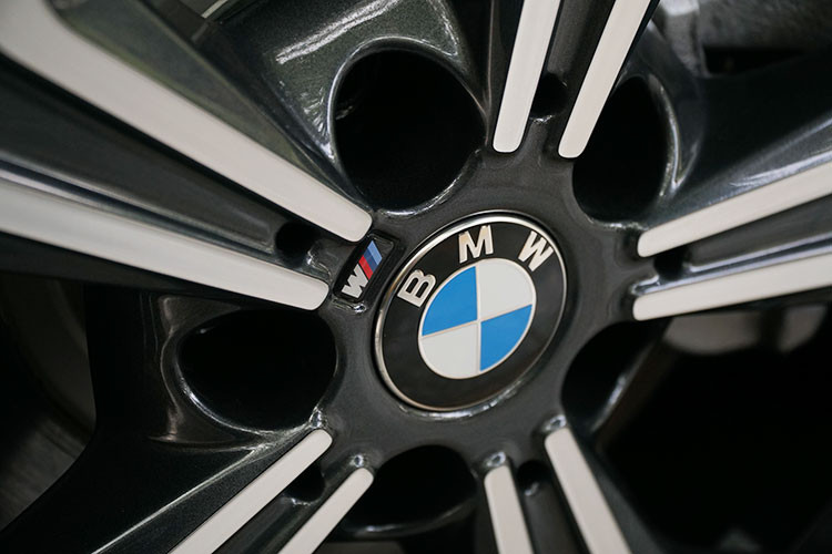 Trên phiên bản sDrive20i M Sport tại Việt Nam, gói M Sport X trang bị cho xe bao gồm 8 màu lựa chọn, trong đó nổi bật nhất là vàng ánh kim Galvanic Gold. Điểm nhấn trên gói trang bị thể thao này còn kể đến bộ mâm vành 19 inch 722M là trang bị tiêu chuẩn với thiết kế 5 chấu hình chữ Y.