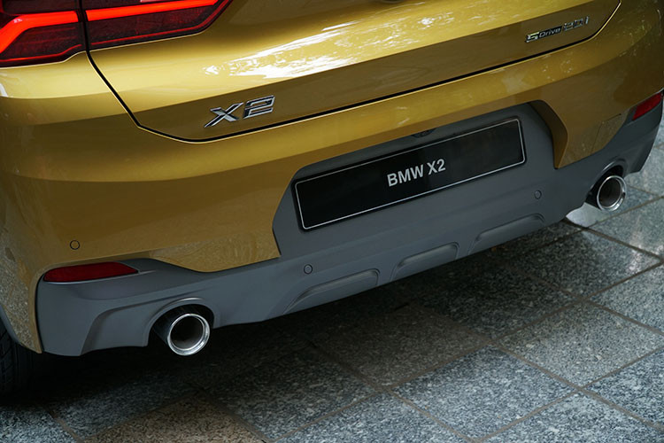 Đuôi xe sở hữu dàn đèn hậu LED hình chữ L. Hệ thống ống xả kép và cản sau Frozen Grey đồng bộ với đường viền thân xe và viền cản trước. Quanh thân xe có nhiều đường gân nổi tạo ra nhiều ánh sáng bóng bẩy.