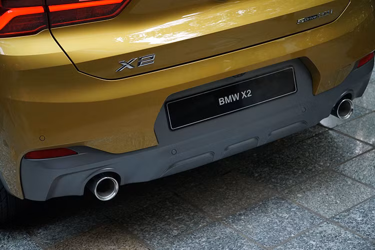 Đuôi xe sở hữu dàn đèn hậu LED hình chữ L. Hệ thống ống xả kép và cản sau Frozen Grey đồng bộ với đường viền thân xe và viền cản trước. Quanh thân xe có nhiều đường gân nổi tạo ra nhiều ánh sáng bóng bẩy.