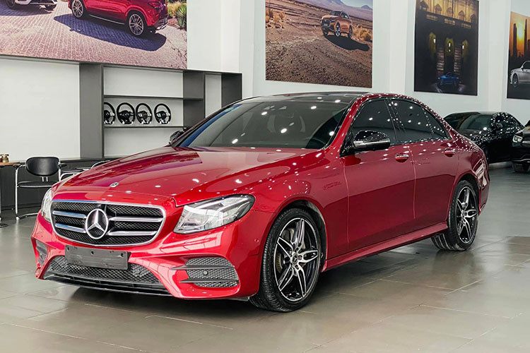 Sau khoảng hơn 1 năm sử dụng, chiếc xe sang Mercedes-Benz E300 AMG 2019 màu đỏ chạy lướt độc đáo trong bài viết này đang được chủ nhân chào bán tới 2,639 tỷ đồng (chưa thương lượng). Đây được xem là khá giữ giá cho một chiếc Mercedes-Benz đã qua sử dụng.
