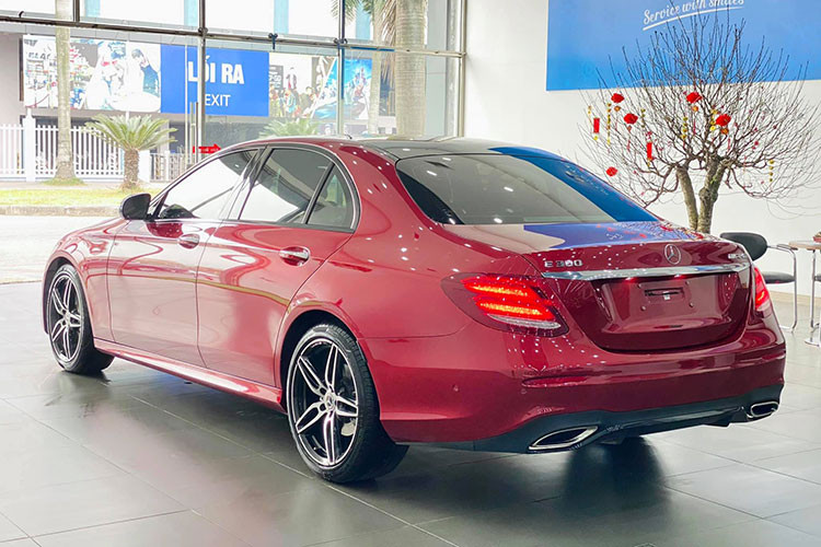 Tại thị trường Việt Nam, giá xe Mercedes-Benz E300 AMG khi ra mắt vào năm 2019 được MBV phân phối chính hãng là 2,833 tỷ đồng. Mức giá này rẻ hơn 57 triệu đồng so với E 350 AMG hay 236 triệu đồng so với đối thủ BMW 530i có giá niêm yết 3.069 tỷ đồng. 