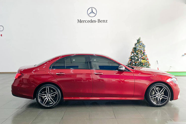Mẫu xe sang Mercedes-Benz E300 AMG kế nhiệm E350 AMG để trở thành phiên bản cao cấp nhất của E-Class tại Việt Nam. Trên thị trường xe cũ Hà Nội, mới đây đã xuất hiện một chiếc E300 AMG 2019 được chào bán. Về ngoại hình, chiếc xe sở hữu màu đỏ độc đáo và còn khá mới. Đáng chú ý theo chủ nhân chào bán nó mới chỉ lăn bánh khoảng 13.000km.