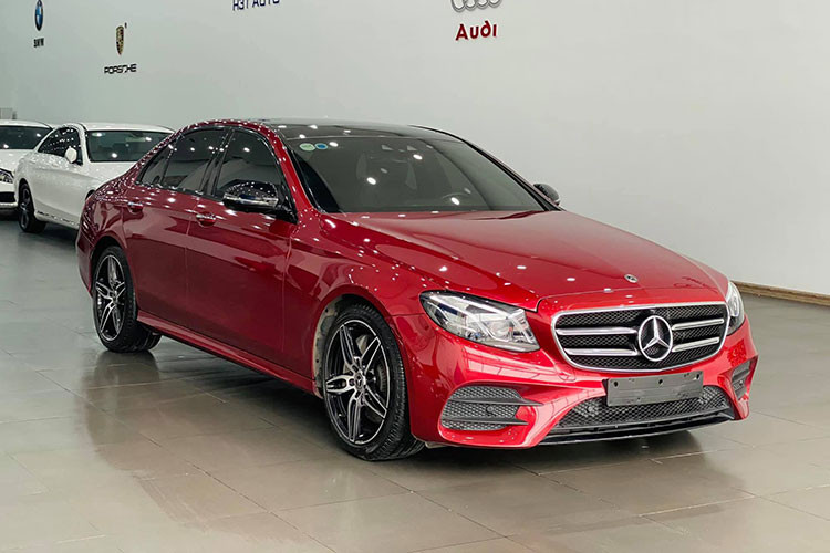 Nhằm hoàn thiện danh mục sản phẩm E-Class của mình, kể từ tháng 9/2019, Mercedes-Benz Việt Nam (MBV) đã giới thiệu thêm phiên bản Mercedes-Benz E300 AMG mới và kỳ vọng mẫu đây sẽ là biểu tượng thể thao mới của phân khúc xe sedan hạng sang cỡ trung tại Việt Nam.