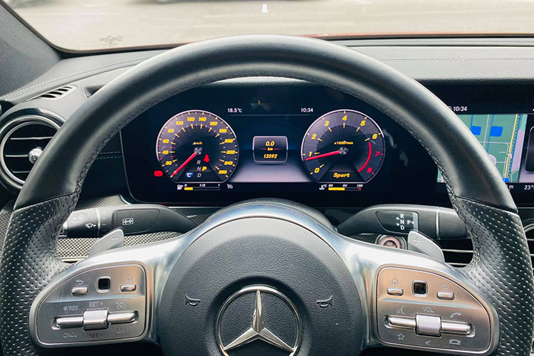 Thiết kế vô lăng này mang đến sự hiện đại cho khoang nội thất, tạo ra sự hài hòa với 2 màn hình kỹ thuật số 12,3 inch cũng như ốp nội thất ‘Metal weave’. Bảng Taplo của Mercedes E300 AMG khá tương đồng với đàn anh dòng S-Class với cụm cửa gió điều hòa bằng kim loại và cụm phía điều hòa được tạo hình uốn lượn như những phím dương cầm.