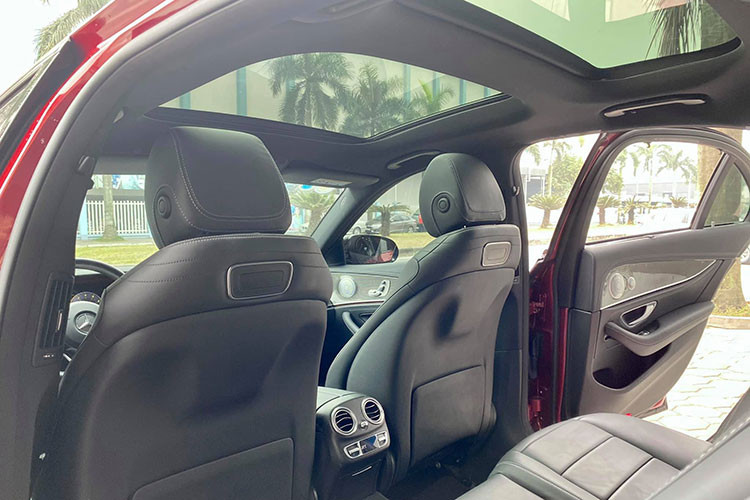 E-Class 2019 vượt xa tiêu chuẩn an toàn 5 sao của Ủy ban An toàn Giao thông châu Âu (EURO NCAP) ở tất cả các hạng mục. Đây là thành quả từ hàng loạt tính năng an toàn như Hỗ trợ đỗ xe tự động Parking Pilot tích hợp Camera 360; Attention Assist; ESP Curve Dynamic Assist; Crosswind Assist; Phanh tay điều khiển điện với chức năng nhả phanh thông minh; Hỗ trợ khởi hành ngang dốc (Hill-Start Assist) cùng 9 túi khí an toàn