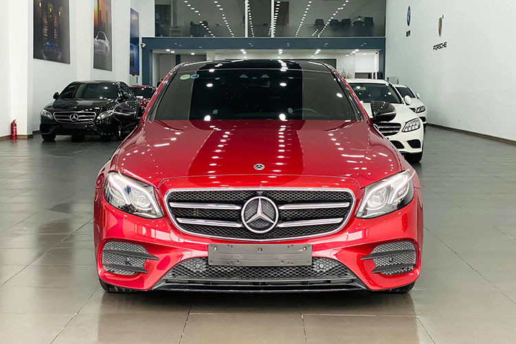Về ngoại hình, so với E300 AMG trước đây khách hàng dễ dàng phân biệt thông qua các chi tiết đen bóng từ gói Night Package như viền cửa, kính chiếu hậu, cản trước, hốc hút gió... Xe được trang bị hệ thống đèn chiếu sáng sử dụng công nghệ LED Multi-Beam có khả năng chống chói từ xe đối diện với 84 đi-ốt Led cường độ cao, tự động bù sáng cho các góc cua và tăng độ gần / xa của cảm biến tốc độ, giúp lái xe tăng khả năng quan sát, di chuyển.