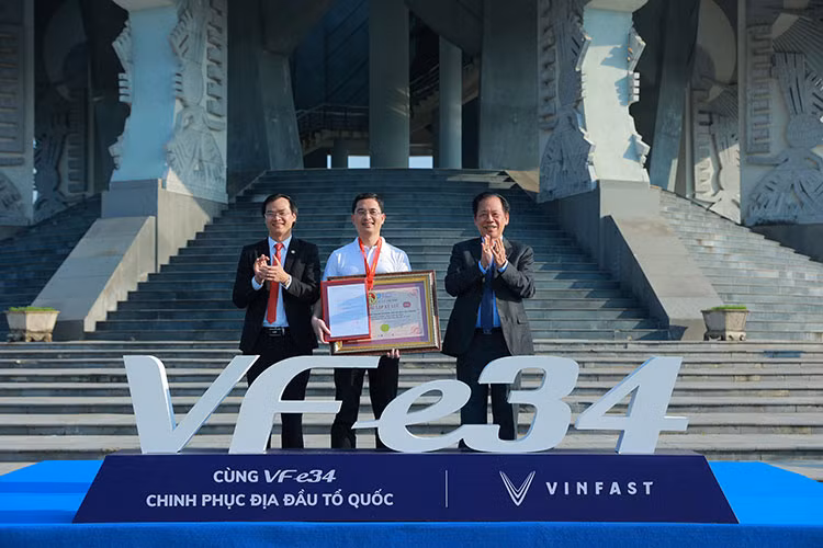 Hon 100 xe oto dien VinFast VF e34 chinh phuc dia dau To quoc-Hinh-5