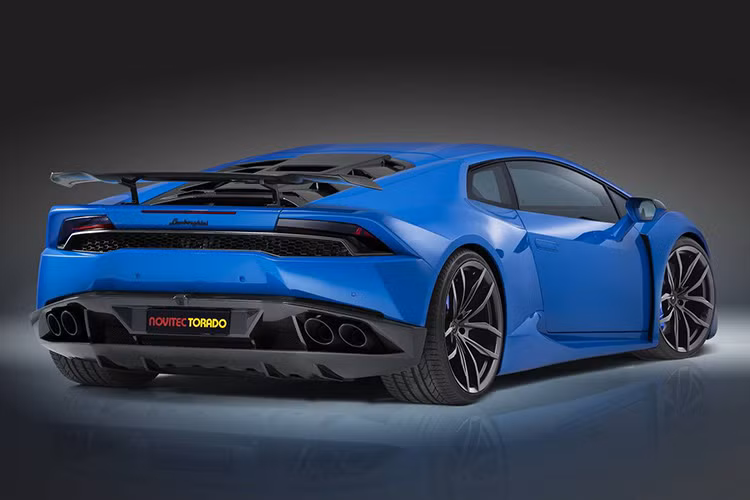 Gói độ N-Largo cũng làm cho phân phía trước xe trông ngầu hơn với nắp ca pô được thiết kế lại. Hai đường chạy dài trên nắp ca pô tới kính chắn gió làm nổi bật vẻ mạnh mẽ mới của siêu xe.