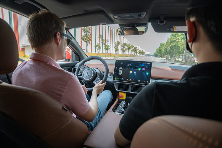 Khach hang the gioi noi gi khi lan dau duoc cam lai VinFast VF8?-Hinh-3