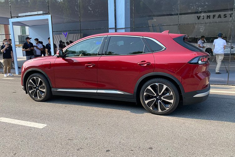 Khach hang the gioi noi gi khi lan dau duoc cam lai VinFast VF8?-Hinh-4