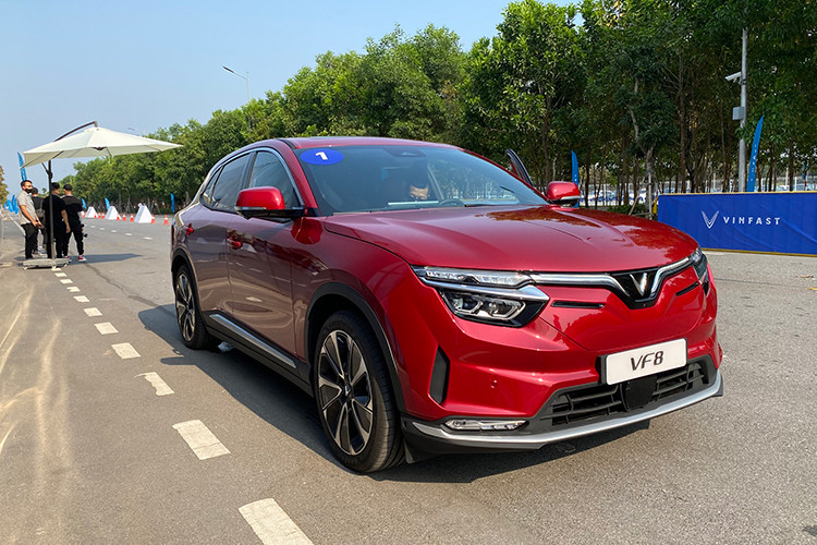Khach hang the gioi noi gi khi lan dau duoc cam lai VinFast VF8?