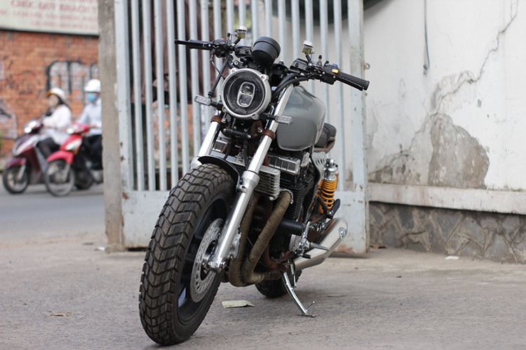 Về ngoại hình so với nguyên bản chiếc naked-bike Honda CB750F cũ, nó được độ lại theo phong cách Scrambler, lược bỏ mọi chi tiết không cần thiết như; dàn áo, tay lái, bộ đèn pha và xi nhan dạng led... hiện đại hơn nhằm mang đến diện mạo mới với phong cách mới lạ hơn cho xe.