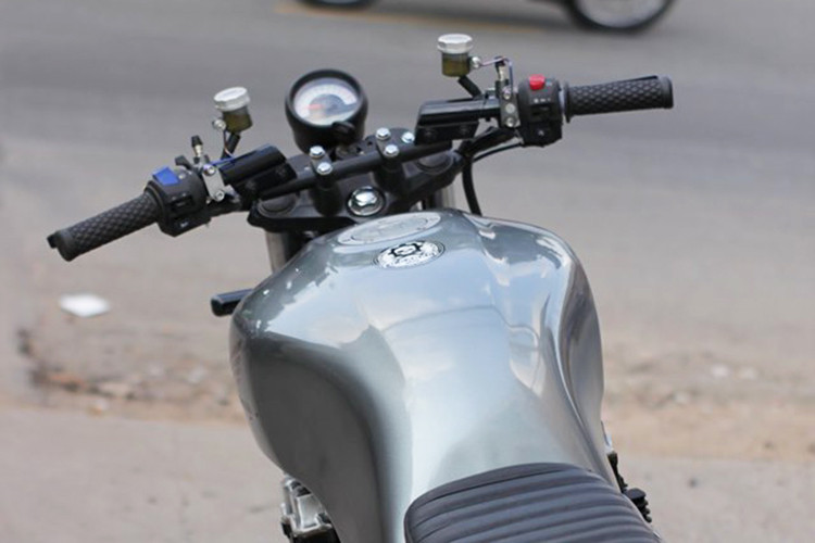 Thiết kế tay lái của chiếc Honda CB750F độ scrambler dạng clip-on nhưng cao và dễ sử dụng hơn so với kiểu cách cafe-racer thường thấy. Cụm đồng hồ công tơ mét cũng được thay thế tối giản, dạng đơn nhưng lại đầy đủ các thông số. Các nút bấm trên xe không thay đổi so với nguyên bản.