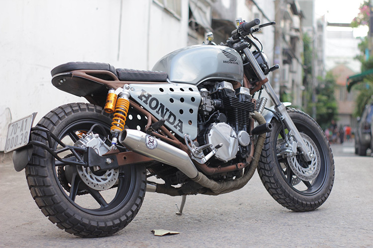 Sau khi "lên dáng" scrambler bởi xưởng độ Tự Thanh Đa, chiếc Honda CB750 đời 1996 này đã thay đổi hoàn toàn. Do hệ thống khung sườn trải qua gần 40 năm sử dụng đã không còn tốt nên đã được làm mới lại.