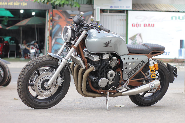 Chi phí để độ xác của chiếc xe môtô phân khối lớn Honda CB750 lên phong cách scrambler này theo dự tính vào khoảng 35 triệu đồng, một cái giá không quá cao mà cũng đủ chứng minh tài thiết kế của những tay thợ độ xe máy tại Việt Nam không kém cạnh gì dân chơi xe thế giới.