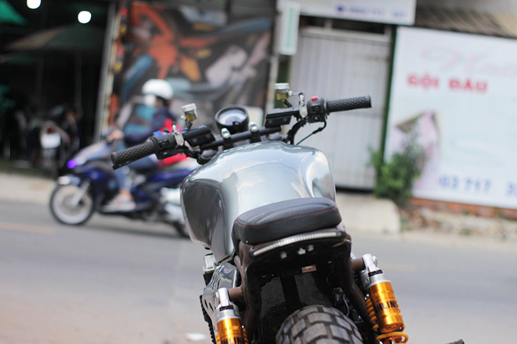 Trên bản độ mới nhất này, hình dáng của bình xăng xe đã được xưởng độ đã gò lại mang dáng hình giọt nước, nhưng lại phá cách cách hơn. Nắp bình xăng vẫn là dạng khoá, các chi tiết thân xecũng được làm mới bóng bẩy và có sức hút hơn nhiều so với nguyên bản trước đây.