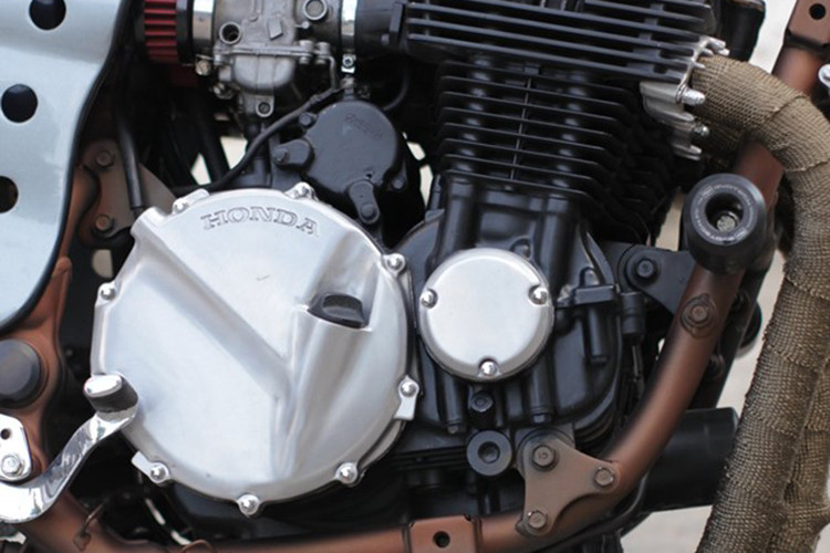 Honda CB750F được trang bị khối động cơ 4 xy-lanh thẳng hàng mạnh mẽ. Yếu tố này giúp cho việc tạo dáng xe trông hầm hố và dữ dằn hơn rất nhiều, bên cạnh đó khối động cơ nguyên bản cho công suất 73 mã lực và mô-men xoắn 61,8 Nm đã được xưởng độ xe môtô Tự Thanh Đa dọn lại, cho người lái những trải nghiệm như mới.